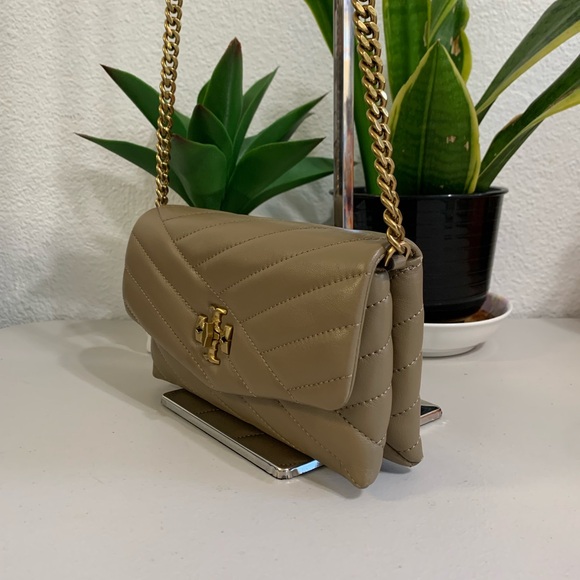 ππ TORY BURCH Kira Chevron Chain Wallet - Picture 4 of 13